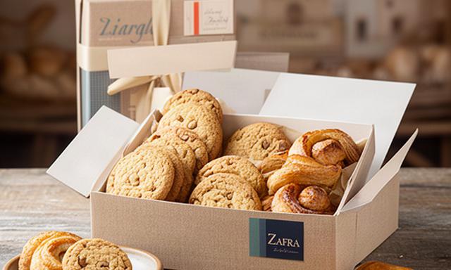 Caja de dulces tradicionales preparada como recuerdo gastronómico de Zafra
