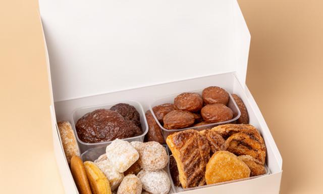 Caja de dulces típicos extremeños preparada para llevar desde una pastelería de Zafra
