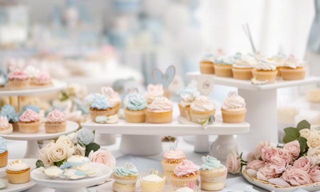 Mesa dulce decorada para una celebración familiar con cupcakes y pequeños pasteles